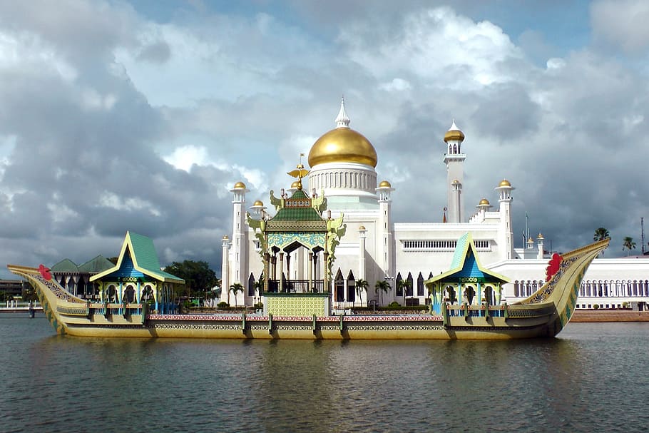 brown, green, boat, ship, junk, mosque, saifuddin, brunei