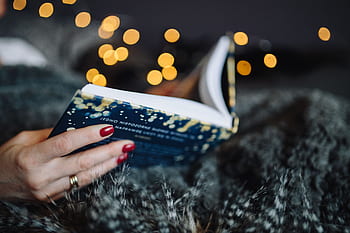 mulher, casa, livro, leitura, interior, feminino, aconchegante, luzes de fadas, Jovem, Hygge, bebendo