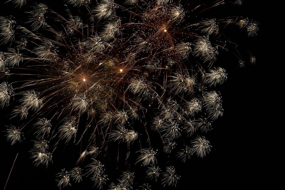 花火、 大晦日、 夜、 火工品、 シルベスター、 ロケット、 元日、 火花のシャワー、 赤、 噴水、 元旦の挨拶