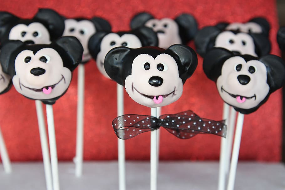 torta, pops, Topolino, dolci, torta si apre, divertimento, cultura artistica e intrattenimento, girato in studio, prestazione, nessuno, sfondo colorato