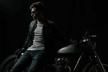 uomo, pendente, cafe racer, indossare, nero, pelle, cerniera lampo, giacca, jeans, grigio, motociclo