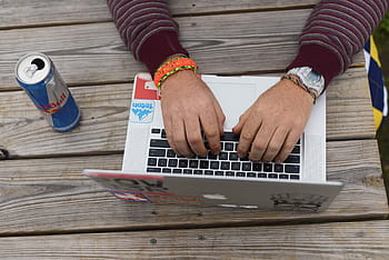 човек, използвайки, сребърен macbook, MacBook, бял, до, червен, бик, мога, ръка, лаптоп