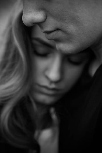 photo en niveaux de gris, homme, femme, étreindre, niveaux de gris, homme et femme, portrait, couple, noir et blanc, beauté, fille