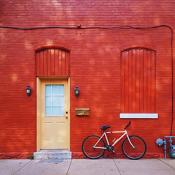 wit, Mountain bike, geparkeerd, naast, rood, geschilderd, stenen muur, huis, Oost West Thuis Best, fiets, vervoer-