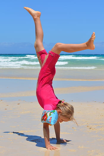 mano della ragazza, in piedi, riva, bambino, persone, ragazza, mare, oceano, indumenti resistenti agli UV, handstand, ginnastica