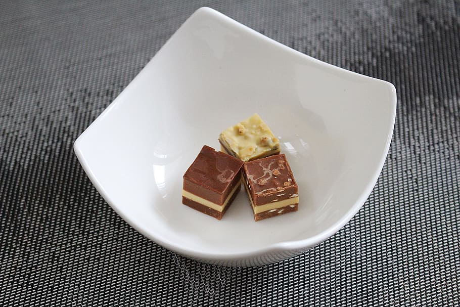 cioccolato, sgranocchiare, caramella, cioccolatini, pralina di cioccolato, piatto, cibo e bevande, vista dall'alto, cibo, in casa, nessuno