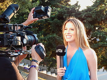 donna, sorridente, detenzione, microfono, reporter, telecamera, giornalista, media, notizia, microfono ultra europa, festival di musica ultra