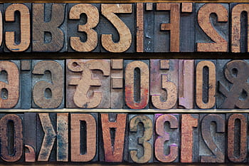 detailní, fotografie, hnědý, ryté, prkno, písmena, dřevěná abeceda písmena, libra, Angličtina, zrcadlově, sans serif