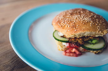 hamburger, okurky, maso, bílý, modrý, deska, jídlo, dřevěný, stůl, okurka, vejce