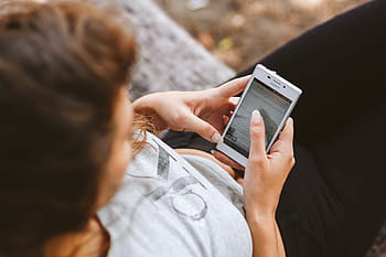 Joven, mujer, tenencia, blanco, móvil, teléfono, teléfono móvil, caucásico, niña, tecnología, manos