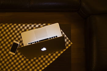 stříbrná macbook, otočil, horní, stůl, šedá, macbook, laptop, počítač, jablko, technologie, iphone