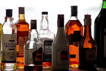 Lote de botellas de licor de marca variada, alcohol, botellas, mostrador, bar, bebidas alcohólicas, brandy, bebidas, corcho, cierre, brandy de frutas