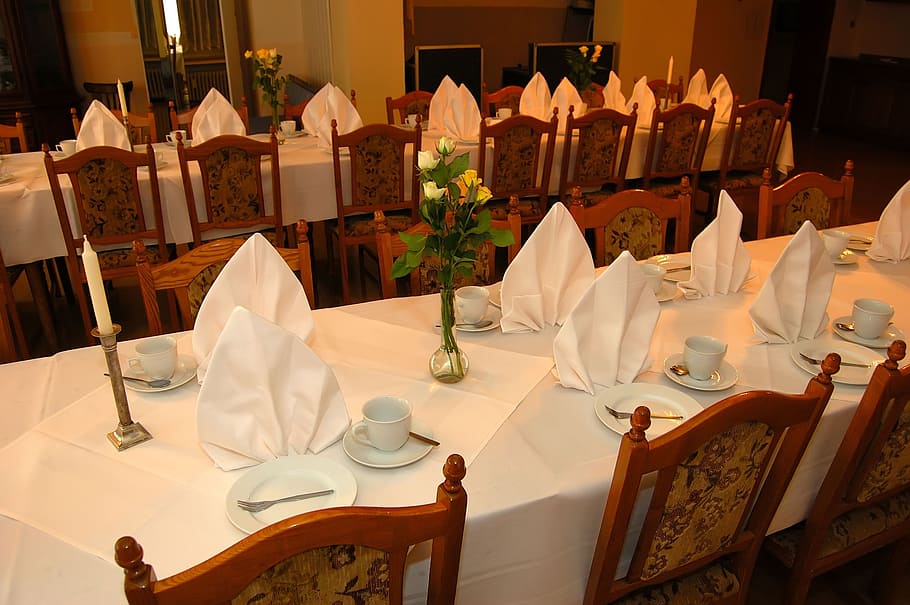stanza degli ospiti, tavolo del banchetto, impostazioni della tabella, tovaglia, ospitalità, accogliente, damasco, tavolo, ristorante, decorazione, lusso