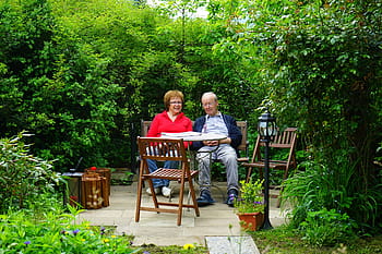 coppia, uomo, donna, sedersi, riposo, giardino, terrazza, sedia, tavolo, tavolo da giardino, accogliente