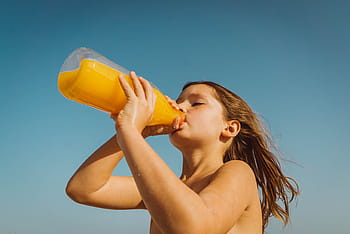 幼児 '、 飲酒ジュース、 ペットボトル、 人々、 女の子、 子供、 飲み物、 ジュース、 喉の渇き、 夏、 屋外