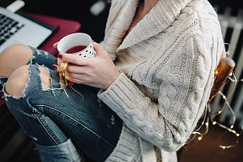 caucásico, computadora, macbook, computadora portátil, té, caliente, bebida, joven, cálido, otoño, invierno