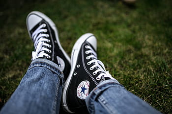 zapatillas negras, zapatillas, mujer, piernas, pies, zapatos, converse, bobs de abeja, casual, al aire libre, zapato