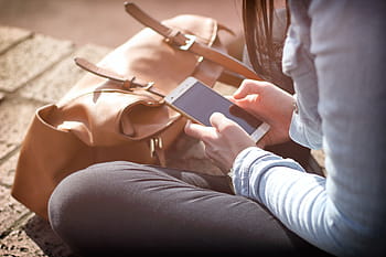 κορίτσι που κατέχουν smartphone, Ανθρωποι, κορίτσι, συνεδρίαση, γράφοντας, κινητό, τηλέφωνο, οθόνη αφής, τσάντα, δύο άνθρωποι, ασύρματη τεχνολογία