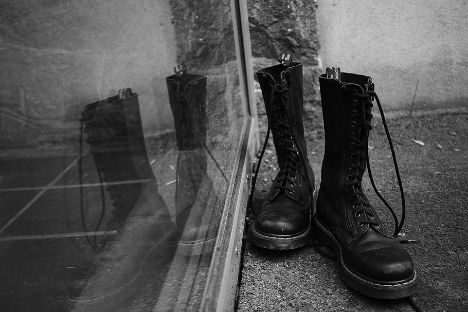 obuv, boty, Dr martens, okno, dr, martens, odraz, pár, Černý a bílý, bota, nikdo