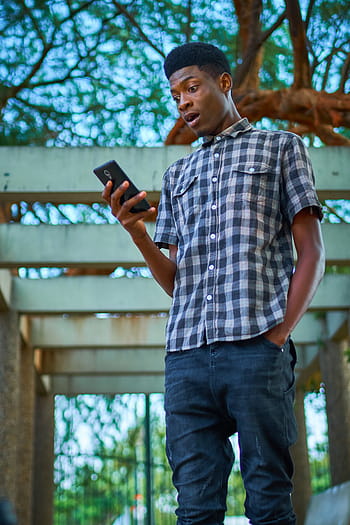 muž, nošení, bílý, Černá, šedá, gingham-up-up, límal, tričko, hospodářství, chytrý telefon, během dne