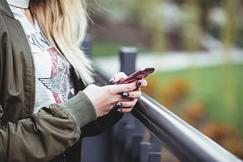 selektivní, zaostřovací fotografie, žena, hospodářství, chytrý telefon, lidé, dívka, sama, čekání, psaní, mobilní, pohybliví