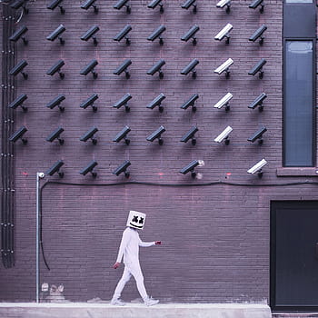 marshmello, in piedi, parete, uomo, bianca, nero, maschera, grigio, pieno, sorveglianza, telecamera