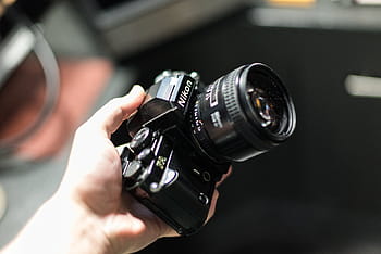 사람, 보유, 검은, 니콘 DSLR 카메라, 니콘, 거울이없는, 카메라, 경사, 시프트, 사진술, 과학 기술
