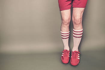 ภาพเหมือน, คน, ขา, การสวมใส่, คู่, สีแดง, รองเท้าผ้าใบ adidas, สีขาวและสีแดง, สูง, ถุงเท้า, อาดิดาส