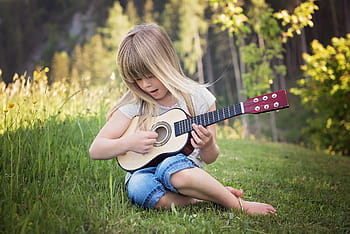 dívka, hraní, béžový, kytara, osoba, člověk, dítě, blond, hudba, hrát na kytaru, ven