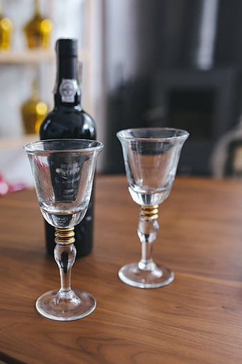2、 空、 ワイングラス、 ボトル、 テーブル、 ワインのボトル、 グラス、 ワイン、 アルコール、 ガラス製品、 飲用