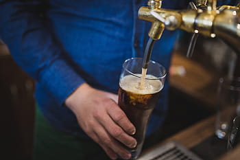 osoba, hospodářství, sklenka, dostat, soda, dávkovač, Průhledná, pití, pivo, klepněte na, nalévat
