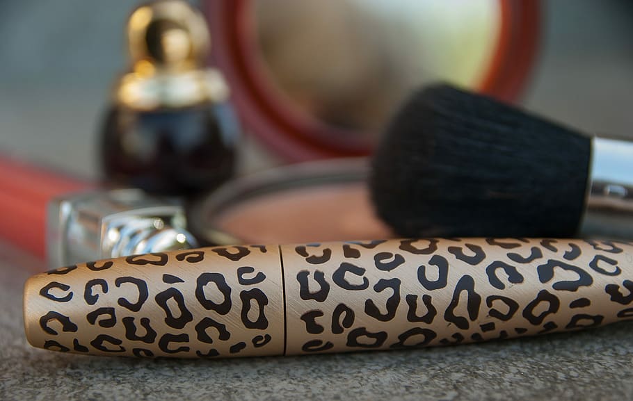 hnědý, Černá, láhev leopard tisk řasenka, makeup, řasenka, kartáč, prášek, poudrier, lak na nehty, detail, uvnitř