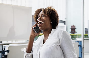 Frau, reden, Telefon, drinnen, Erwachsene, afrikanisch, Afroamerikaner, afrikanischer Abstammung, afro, amerikanisch, schwarz