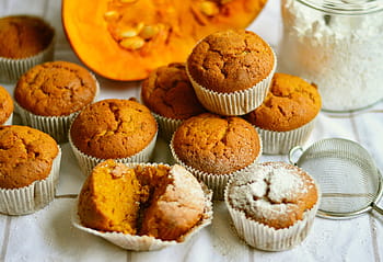 muffin poblíž sítka, muffiny, dýňové muffiny, pečivo, upéct, dort, košíčky, malé koláče, pečivo umění, kuřátko, sladké jídlo
