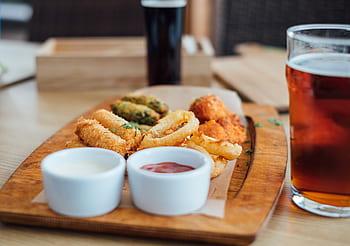 snacks, tre, tallerken, øl, halvliter, glass, hvit, keramisk, bolle, løkringer, velsmakende