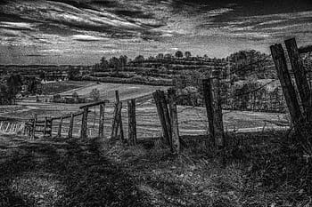 fotografie ve stupních šedi, plot, travnaté hřiště, krajina, pryč, Příroda, nebe, les, ostnatý drát, dřevo, pošta