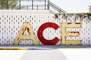 segnaletica ace, parete, asso, freestanding, lettere, bianca, calcestruzzo, mattoni, viti, rosso, marciapiede