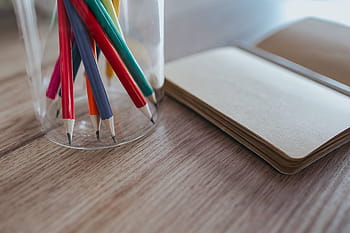 lápices de colores, de madera, escritorio, cuadernos, coloridos, lápices, copia espacio, cuaderno, diario, escritura, lápiz