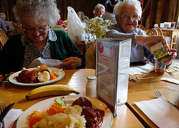 Kvinder, sidder, foran, bord, ældre, stege, aftensmad, senior-