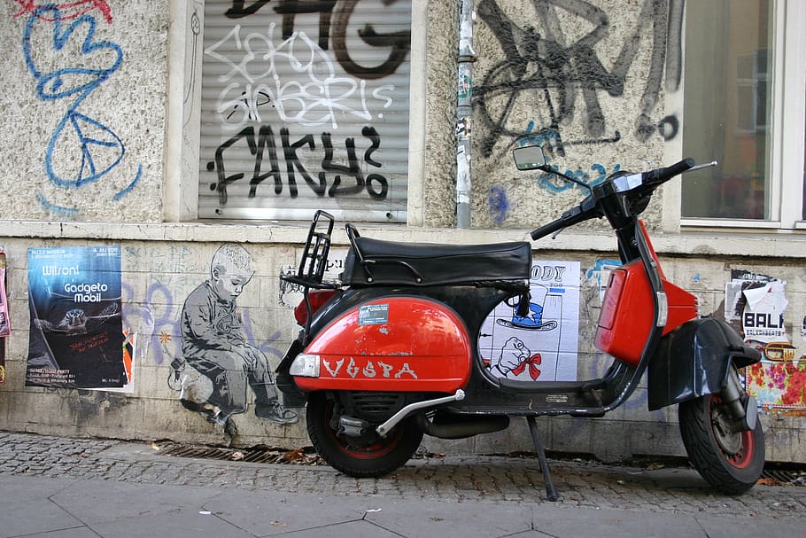 Berlín, štítek, zeď, moped, nečekané