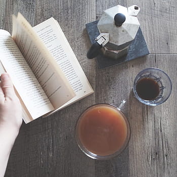 شخص،  تحتجز،  كتاب،  بجانب،  اثنان،  واضح،  أكواب زجاجية،  اللون الرمادي،  وعاء موكا،  شاي،  وعاء