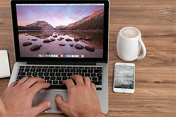 osoba, použitím, macbook, pro, vedle, bílý, keramický, džbánek, stříbrný, iphone, laptop