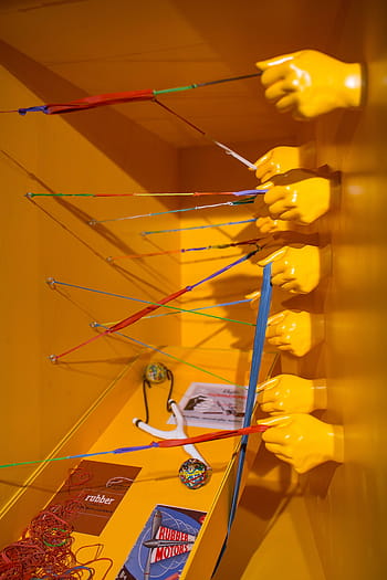 manos de plástico, gomas elásticas, instalación de arte, plástico, manos, amarillo, arte, exhibición, instalación, goma, equipos