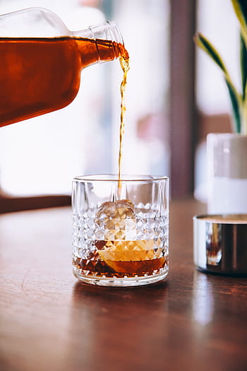bourbon, gieten, glas, op de rotsen, ijs-, drinken, dorstig, alcohol, detailopname, whisky, bar