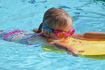pige, gul, bodyboard, taget, dagtimerne, ung, svømmer, barn, kick board, ung svømmer, svømning