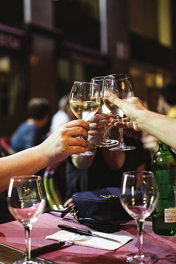 レストランワインを飲む、 友達、 レストラン、 飲む、 ワイン、 イブニング、 楽しい、 幸せ、 女性、 ディナー、 グラス
