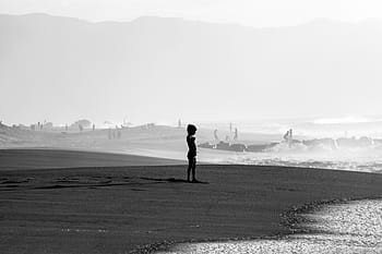 ve stupních šedi obraz člověka, stojící, prázdný, pole, ve stupních šedi, fotografie, osoba, pobřeží, lidé, muži, dítě