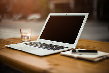 Černá, šedá, přenosný počítač, macbook, vedle, nápojová sklenice, dřevěný, stůl, domácí kancelář, pracovní stanice, kancelář