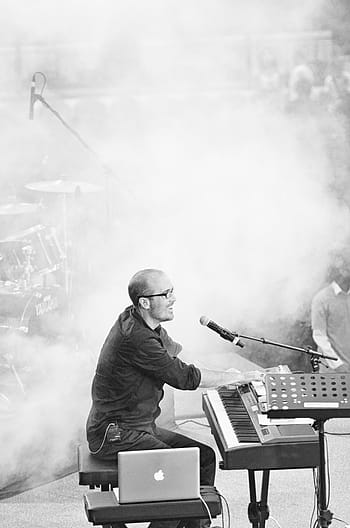 fotografie ve stupních šedi, muž, zpěv, hraní, elektronický, klávesnice, hudba, hudebník, koncert, zábava, etapa