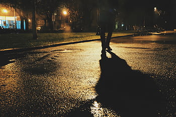 adam, ayakta, beton, yol, gece vakti, yaya, yürüme, gölge, gece, akşam, sokak